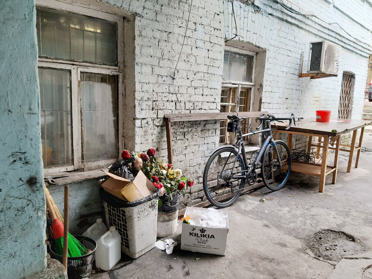 Художественная композиция рядом с дверью, ведущей в «Парос».