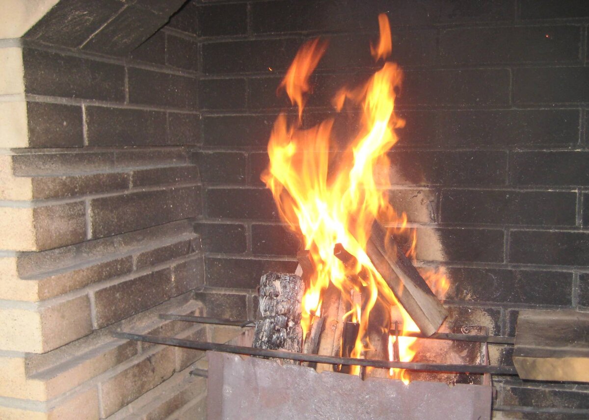 Смотреть на живой огонь - это завораживающе!