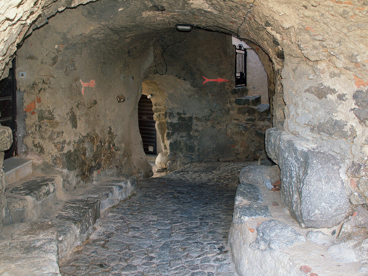 Улица-галерея в Сант-Антонино. Фото: Pierre Bona