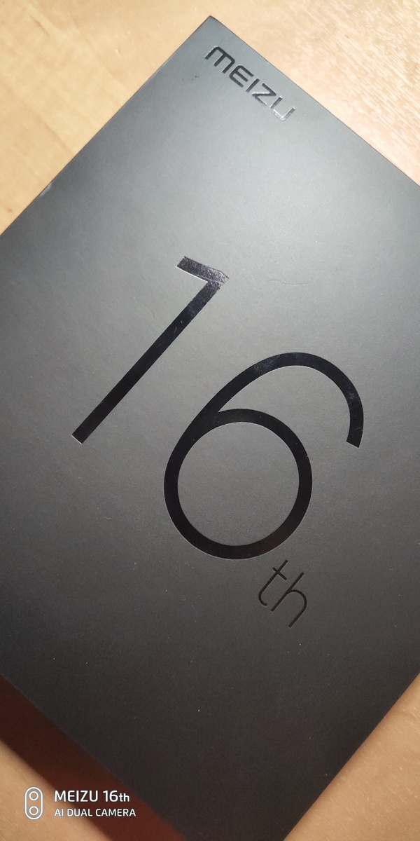 Коробка, в которой поставляется непосредственно сам смартфон