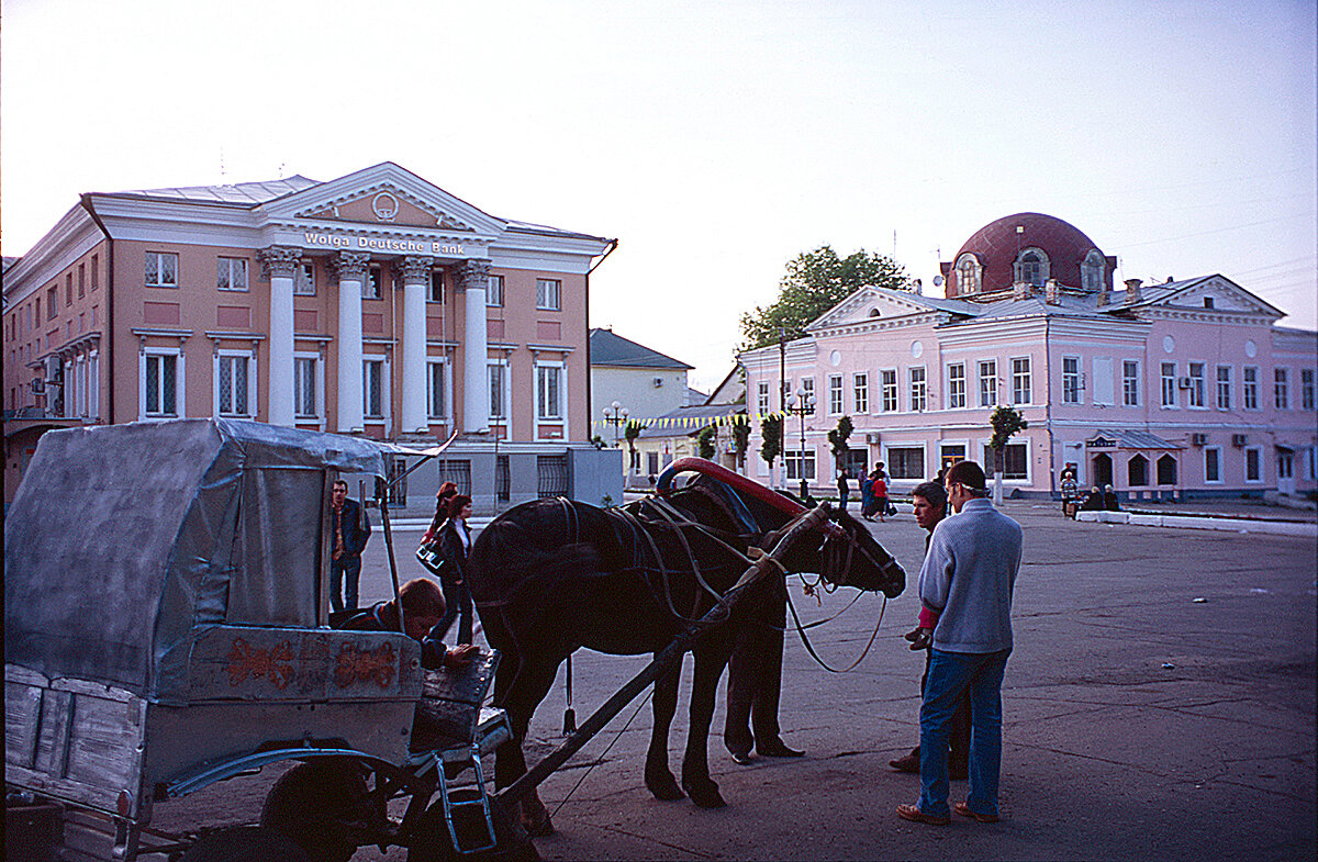 На площади...
