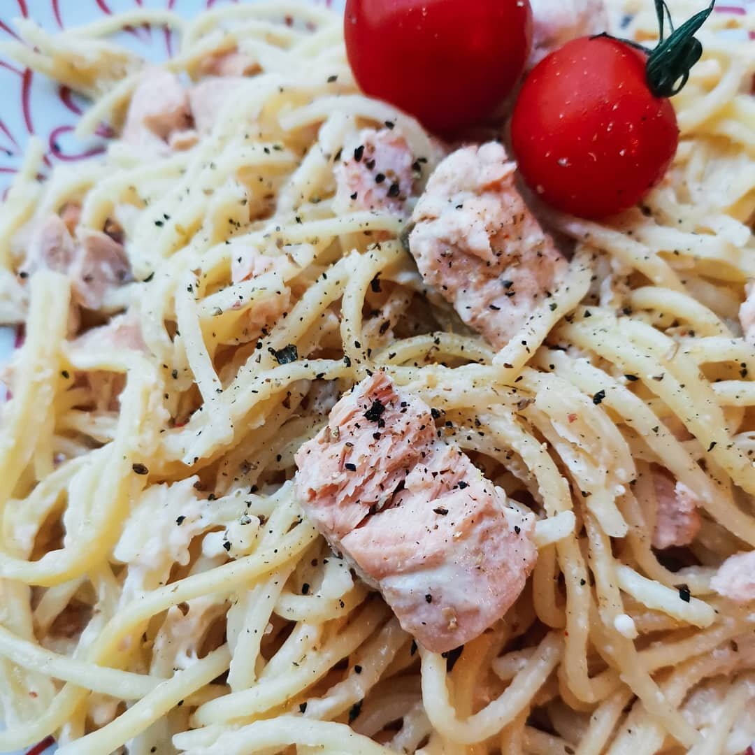 Посыпьте готовое блюдо специями и тёртым сыром по вкусу 