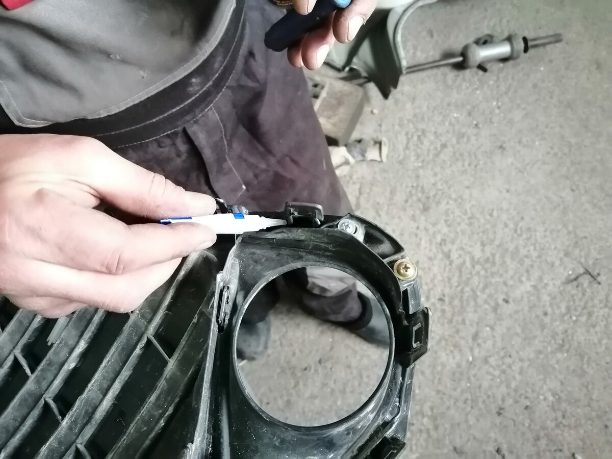 Как правильно скеилить ушки на бампере или на фарах так, чтобы держались крепче чем спаянные, лайфхак