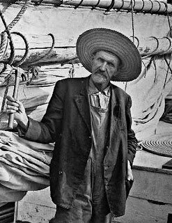 Мне всегда было интересно, кто был первым человеком, решившим совершить настоящий подвиг – кругосветное плавание в одиночку. До недавнего времени я полагал, что это Федор Конюхов – этот мастодонт отечественного туризма, преодолеватель трудностей, человек и пароход в одном флаконе. Оказывается, нет. Первым был Джошуа Слокам – канадский моряк, которому было суждено первому совершить кругосветное плавание. Родился сей уникальный человек 20 февраля 1844 года в семье фермера в провинции британской Канады на полуострове Новая Шотландия. Дед будущего романтика был потомственным моряком, а вот отец, прекрасно ладивший с морем, пахал землю и требовал от сына того же. Детство у мальчишки закончилось уже в 8-летнем возрасте, а уже через четыре года отец заметил, что сын вместо того, чтобы махать мотыгой, закрывшись в сарае, мастерит модель парусника. Романтику пришлось выбивать ремнем, а разломанные обломки парусника были развеяны по всему двору.  Нетрудно догадаться, чего добился отец своей педагогической деятельностью – сын сбежал. Причем, на беду Слокама-старшего, в порту как раз отчаливало рыболовное судно, куда Джошуа и устроился юнгой.

За первые пять лет корабельной службы юный матрос дважды обогнул мыс Горн, побывал в Китае и тяжело заболел любовью к морю! А в 18 лет смышленого малого назначили вторым штурманом – случай беспрецедентный не только в английском флоте! Еще через семь лет Слокам уже капитан! А потом – пошло-поехало. И самое интересное, что и женушку себе подобрал в Сиднее такую же безбашенную. Куда она только с ним не моталась. И даже рождение двух детей не остановило эту смелую женщину. Более того, когда муж купил первый свой небольшой барк, она отправилась с ним в первый коммерческий рейс. Он мог вполне стать последним, так как у берегов Бразилии барк во время шторма затонул, а Слокамы каким-то чудом выбрались на берег.
