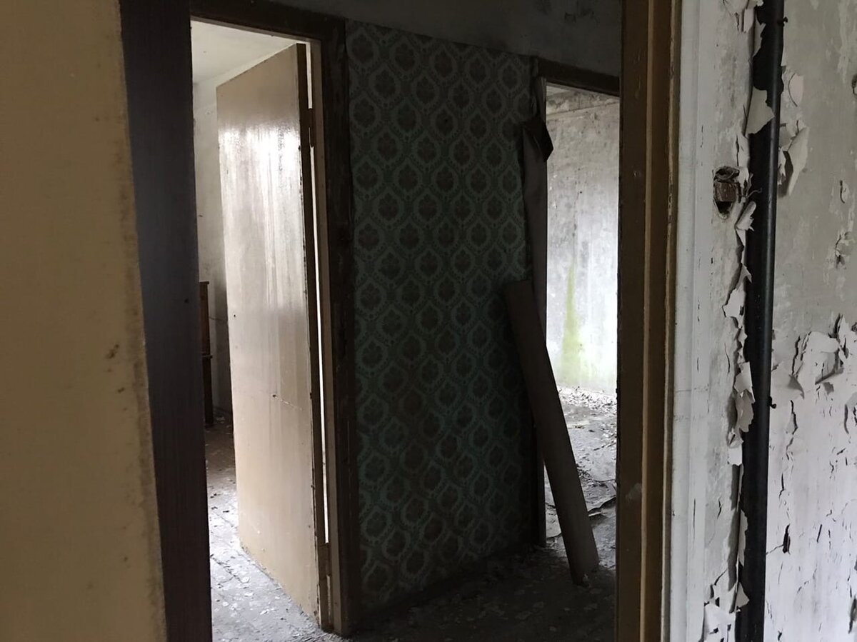 Квартиры в Припяти 2020: куда пропали вещи. Странные метки на дверях