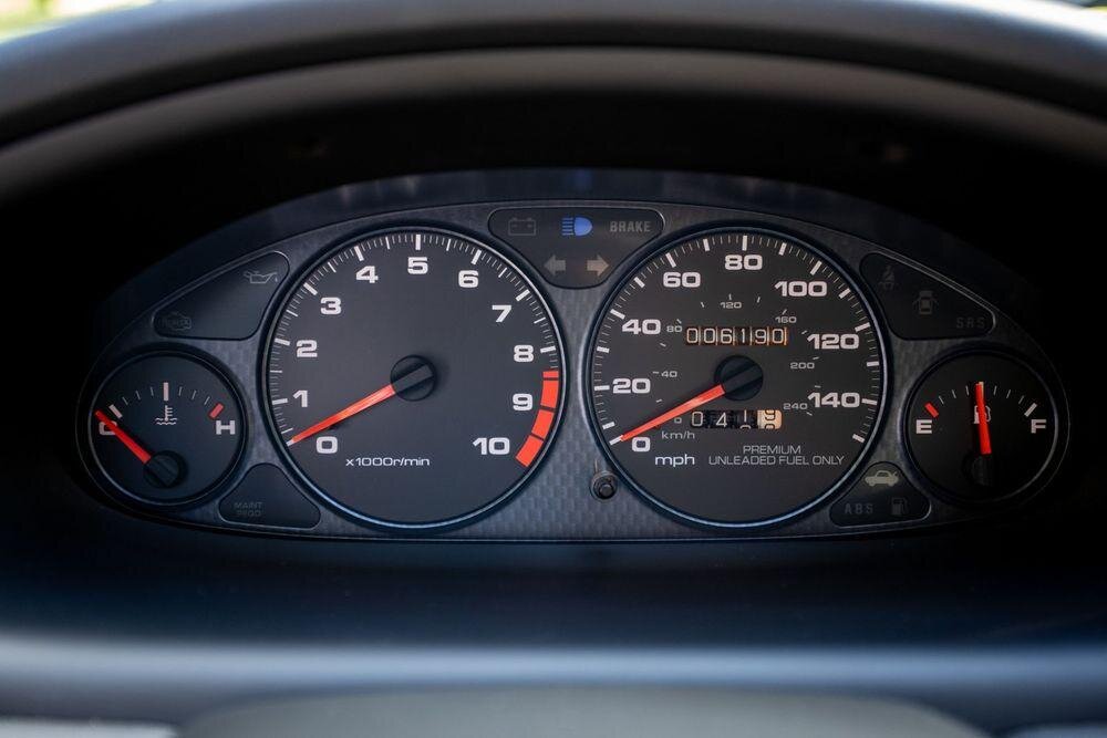 Приборная панель Type-R с размеченным спидометром в милях для рынка Америки