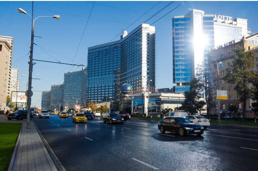 Двухэтажное здание площадью порядка 2 тысяч квадратных метров, расположенное на одной из самых известных улиц Москвы – Новом Арбате, можно арендовать на пять лет через открытый аукцион. Об этом сообщил заместитель мэра Москвы по экономической политике и имущественно-земельным отношениям Владимир Ефимов.

Лот площадью 1 818 квадратных метров находится на первой линии, в семи минутах ходьбы от станции метро «Смоленская». В непосредственной близости от него – кинотеатр «Октябрь», а также многочисленные магазины, кафе, рестораны и другие точки притяжения москвичей и гостей столицы. Здание стоит практически на пересечении Нового Арбата и Новинского бульвара и имеет адресный ориентир: Новый Арбат, 28.

«Ставка арендной платы за 1 квадратный метр на старте составляет 14 100 рублей. Учитывая локацию и технические характеристики здания, инвестор сможет рассчитывать на достаточно краткие сроки окупаемости. Кроме того, здание полностью готово к дальнейшей эксплуатации: процесс износа составляет всего 37%, имеется полное подключение ко всем инженерным коммуникациям», - отметил Владимир Ефимов.
Важнейший плюс данного лота – его местоположение, комментирует руководитель Департамента города Москвы по конкурентной политике Иван Щербаков.

«Учитывая близость Нового Арбата ко многим знаковым местам столицы, здесь всегда наблюдается высокая концентрация туристов и жителей города. А это один из тех факторов, на которые обращают внимание инвесторы, участвующие в торгах. Традиционно, на аренду объектов, расположенных в центре, претендуют 7-8 участников, что еще раз подтверждает востребованность этих локаций. Назначение у лота уже достаточно широкое – победителю аукциона предлагается открыть здесь ресторан или разместить объекты торговли», - обратил внимание Иван Щербаков.