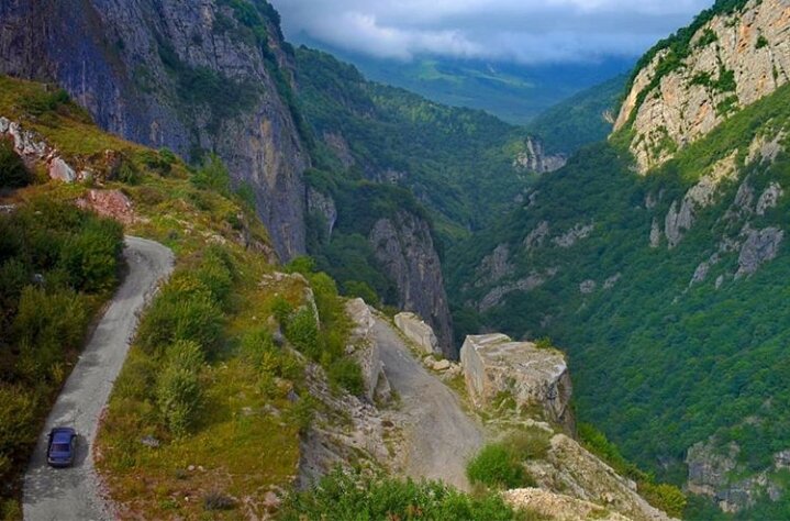 Крутой подъем в ущелье. Машина не наша