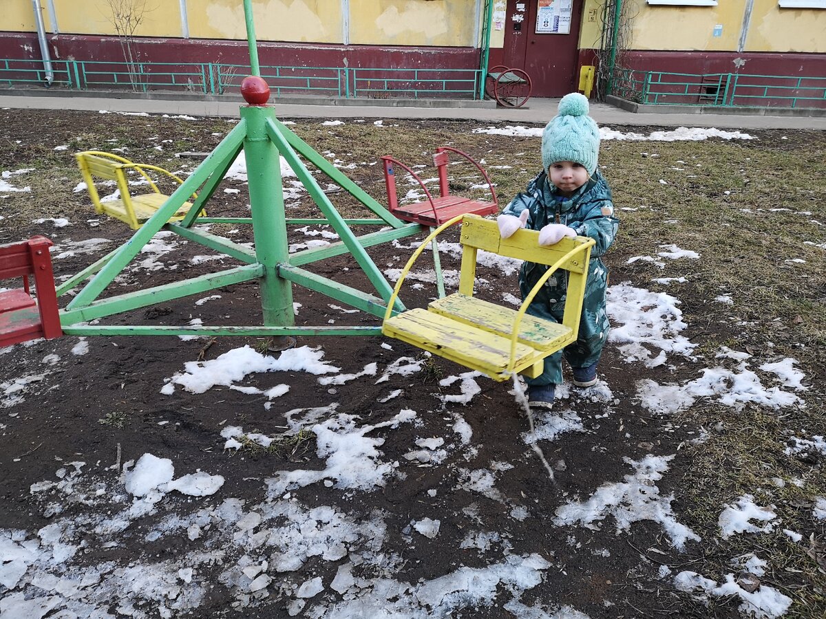 Дочь катает карусель