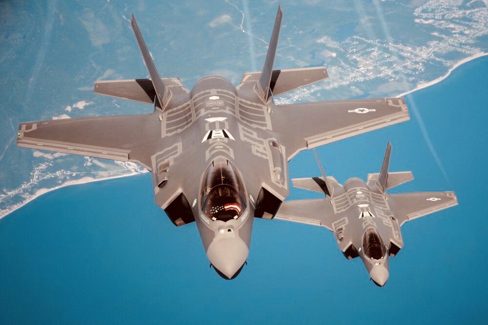 Два американских истребителя F-22 и F-35 потеряли ориентацию в пространстве и лишь благодаря  опыту летчиков вернулись на базу, после того как они попали в зону действия российских комплексов радиоэлектронной борьбы. Глава командования по специальным операциям вооруженных сил США генерал Район Томас: «В Сирии мы столкнулись с самой агрессивной в мире системой радиоэлектронного подавления нашей воздушной техники. Русские испытывают нас каждый день, подавляют наши коммуникации, выводят из строя наши самолеты». 