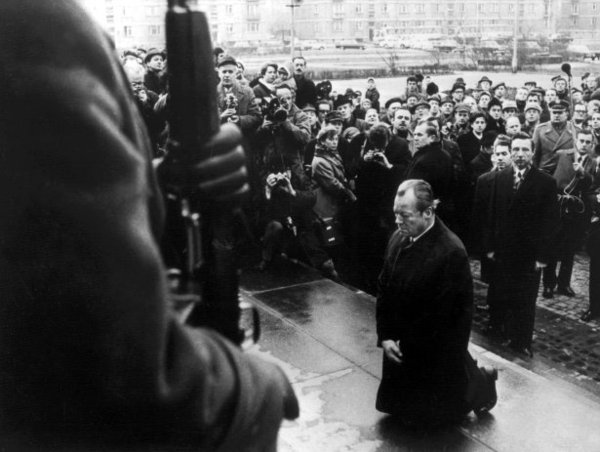 7 декабря 1970 года. Варшава. Канцлер ФРГ Вилли Брандт перед памятником Героям и Жертвам Варшавского гетто. 