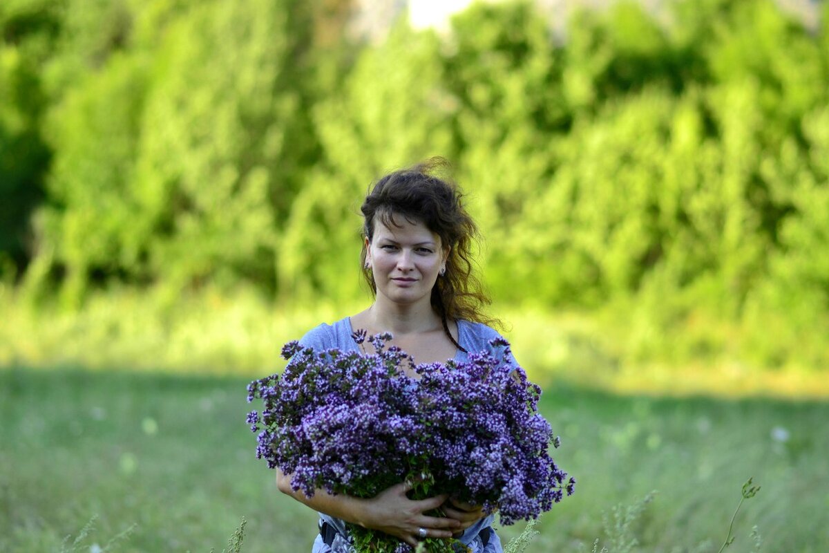 Я с охапкой цветущей душицы. В Крыму растет много лечебных трав