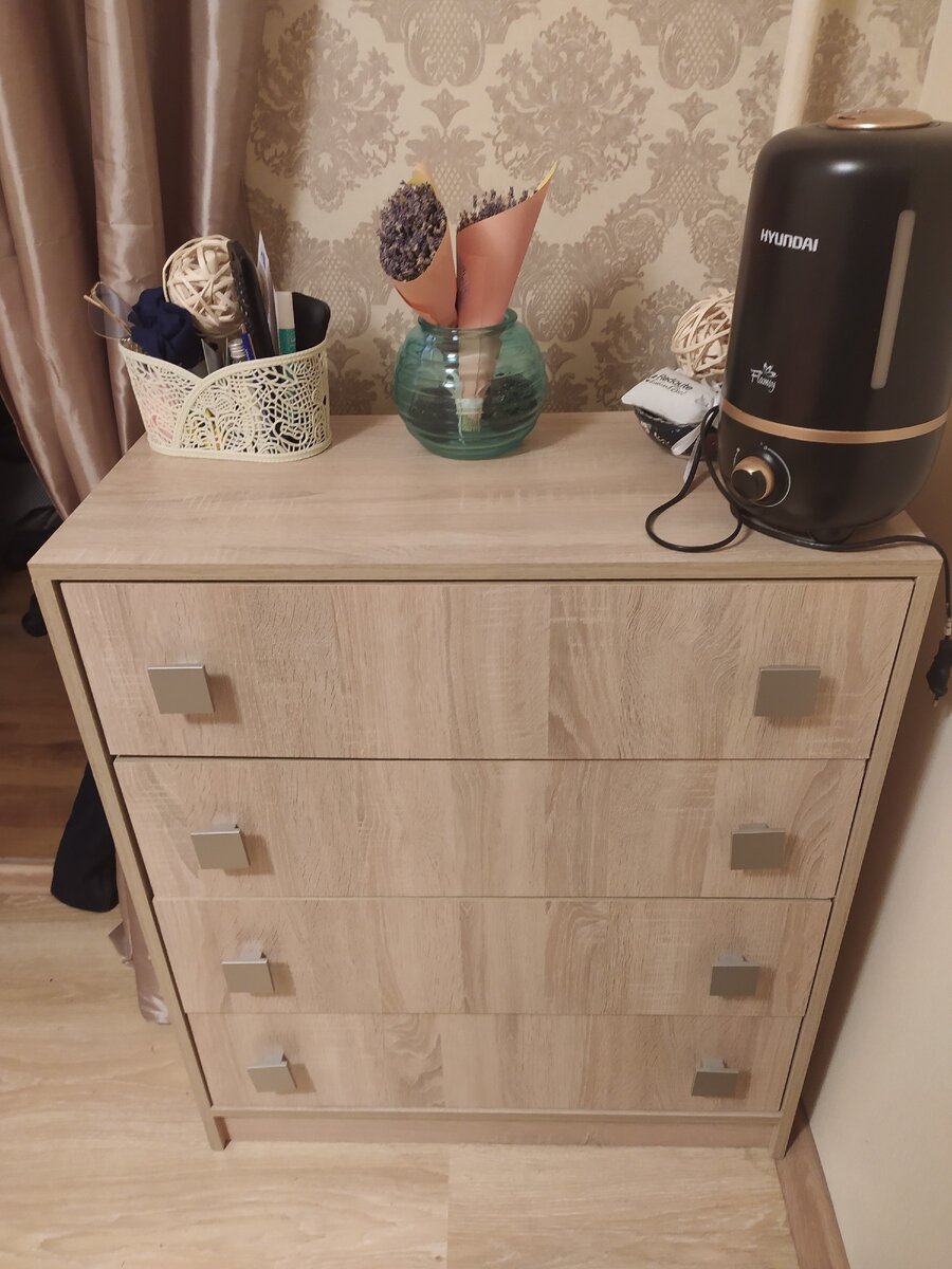 У меня прибор стоит на комоде, что позволяет равномерно увлажнить воздух. Если ставить на пол- толку не будет. 