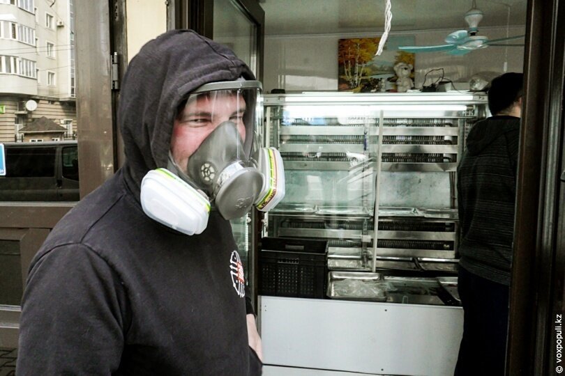 Фото: Аиша СамадСамая обсуждаемая тема в Казахстане — коронавирусная инфекция. Сегодня, 19 марта, Казахстан официально переходит на карантин. Установлены блокпосты, с полуночи въезд и выезд из города полностью прекращены. Все учреждения, где возможно скопление народа, будут временно закрыты — от ТРЦ до ресторанов и учебных заведений. Что делали алматинцы в день накануне карантина?