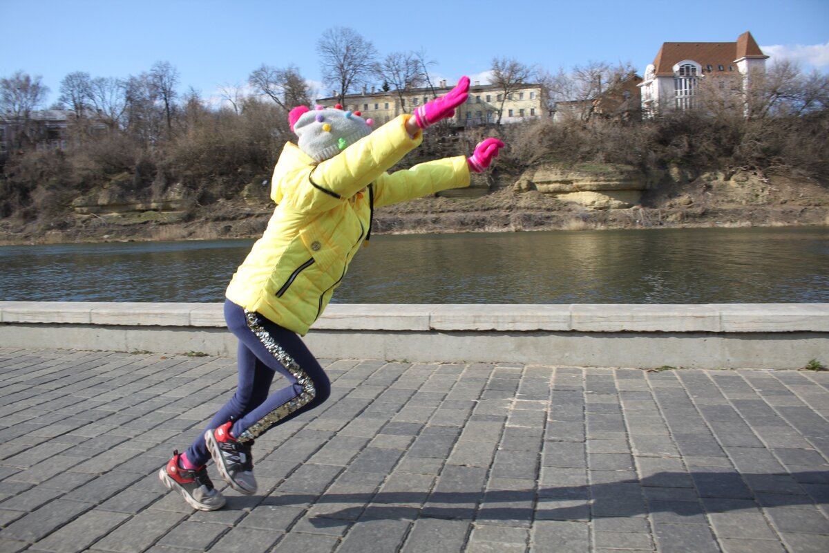 Моя дочь. Рондат делает.