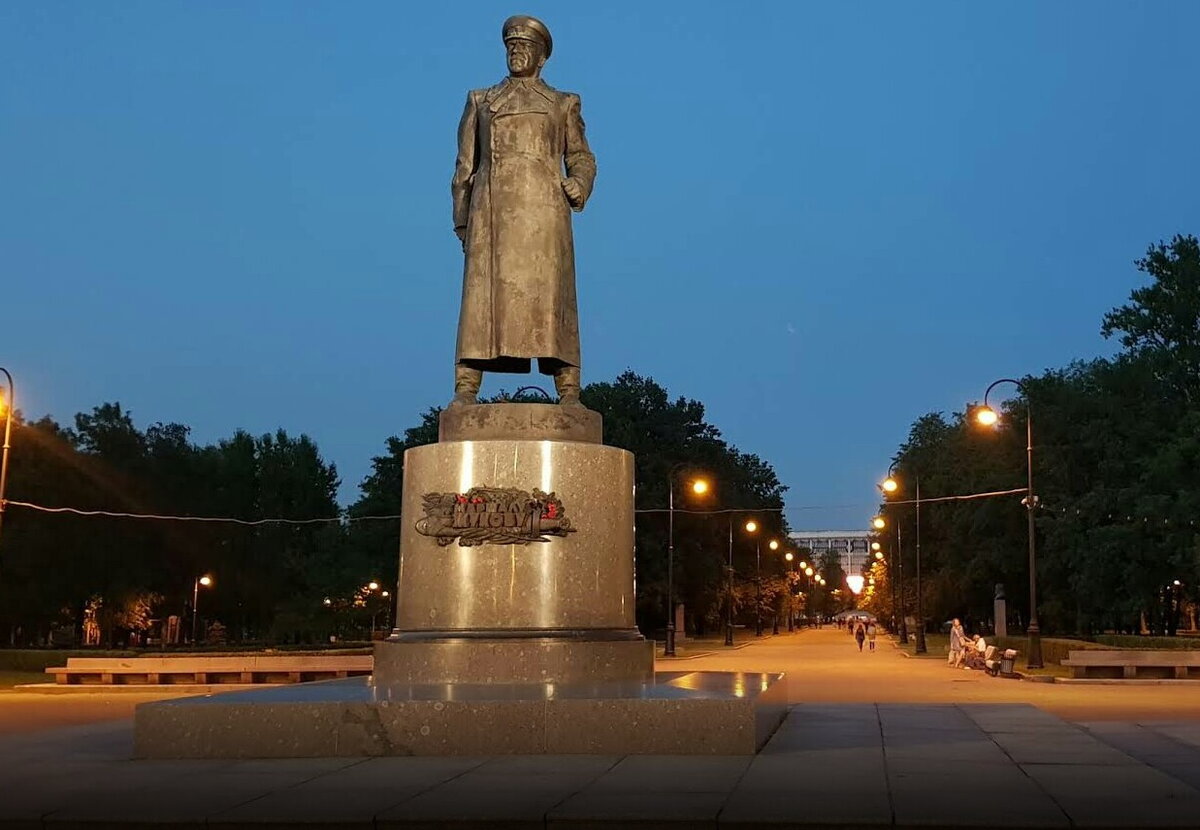 Памятник Г. К. Жукову на Аллее Героев в парке Победы Санкт-Петербурга