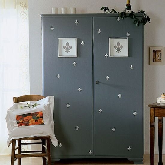 Идея для переделки шкафа.                                                                                                                              Источник фото: http://www.design-remont.info/diy-french-antique-cabinets/