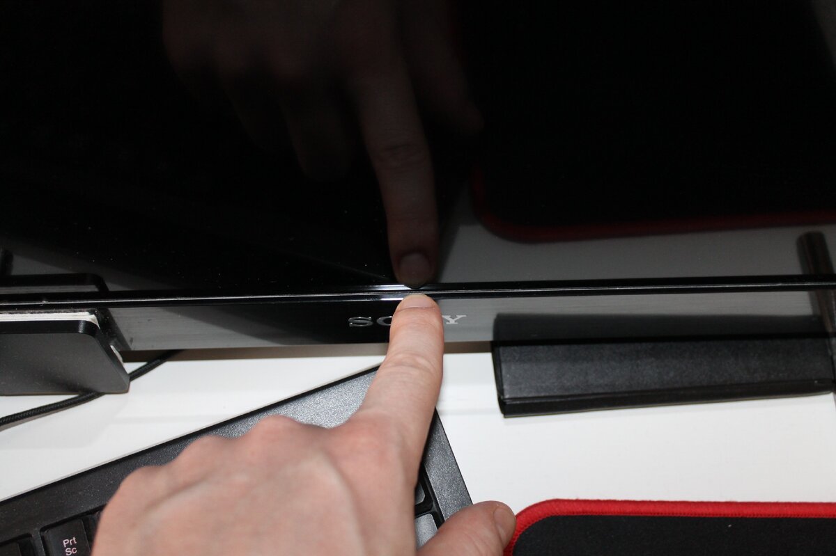 Это низ экрана, сюда как раз стекают излишки чистящего средства.