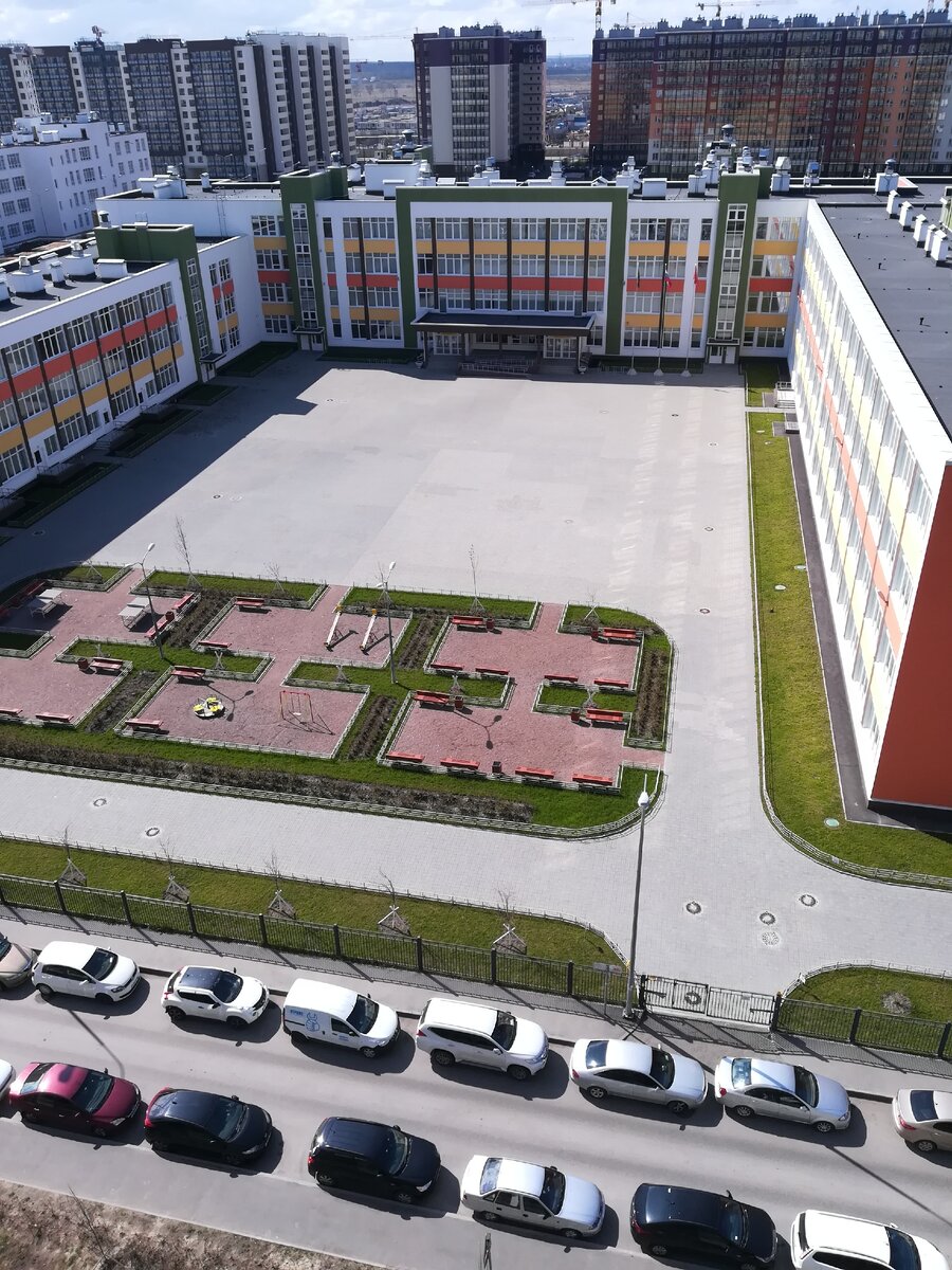 Как забудешь о работе, когда окна с видом на школу, хоть и не свою?))