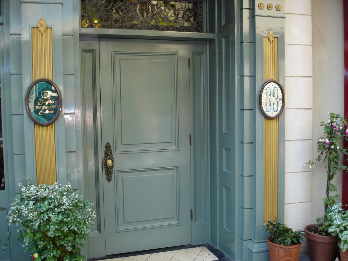 Doors club. Club 33 Disneyland. Клуб 33 в Диснейленде. Диснейленд клуб клуб 33. Дверь в клуб.