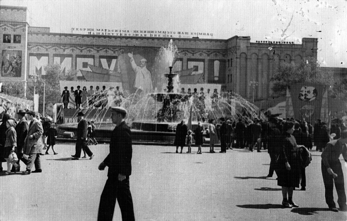 Сталино. Вид на здание филармонии с пл. им. В. И. Ленина, 50-е годы ХХ века. 