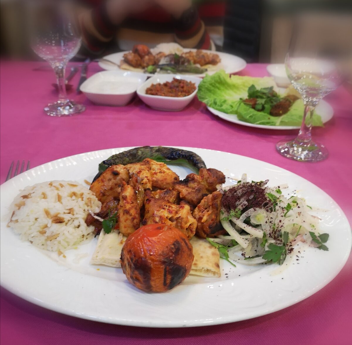 Турецкая кухня. Стоимость за два блюда из курицы и напитки примерно составила 600 рублей. 