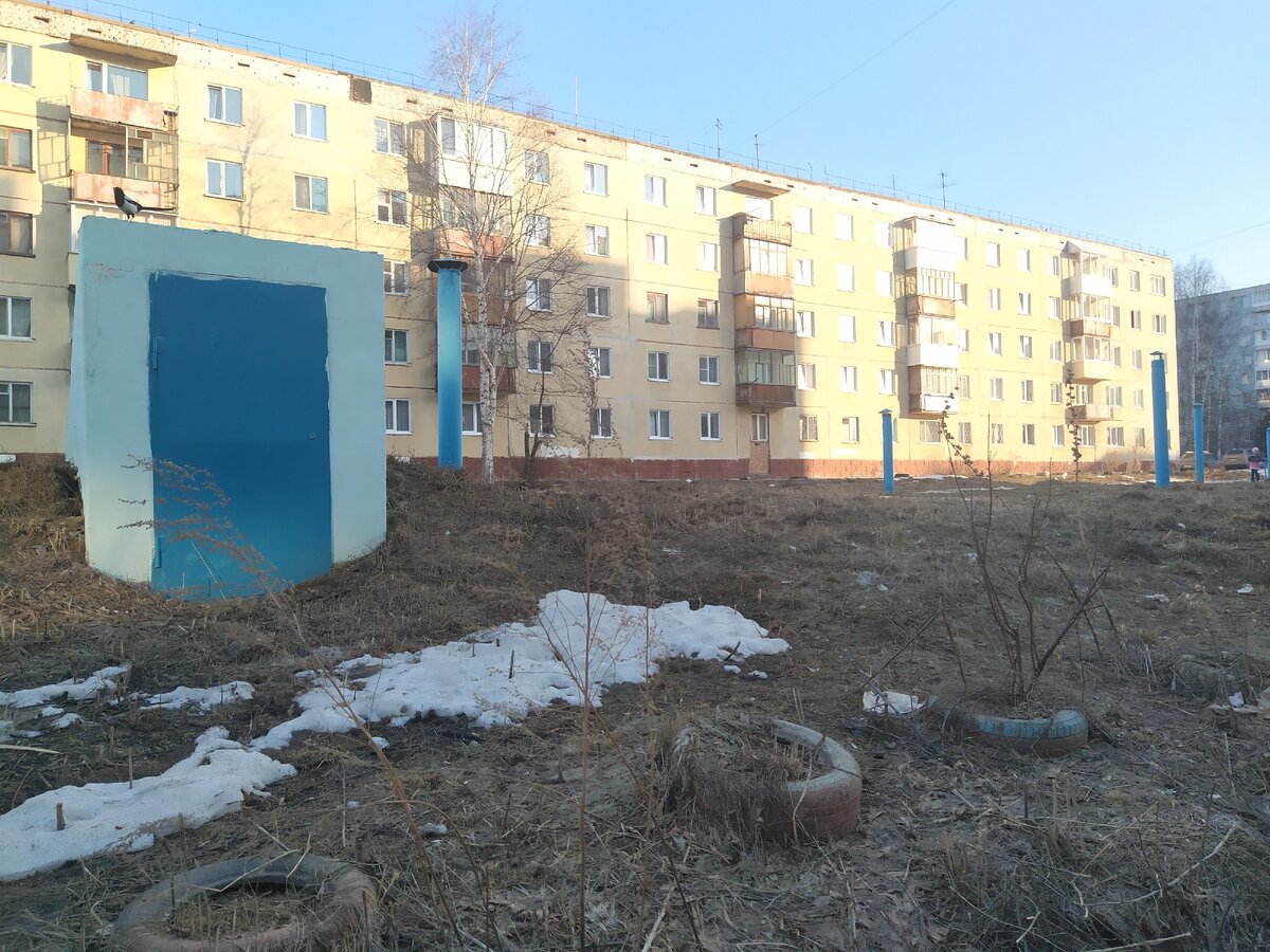 Я всё время думал, что это за строения во дворах, а это спуск к погребам. Листайте галерею, там показано, как они выглядят внутри