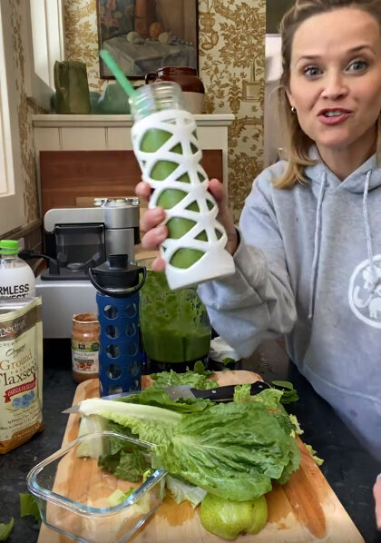 Источник фото: @reesewitherspoon / Instagram | Риз Уизерспун готовит смузи