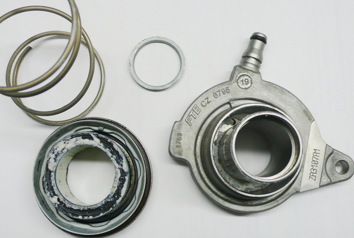 стопорное кольцо демонтировано, подшипник разобран