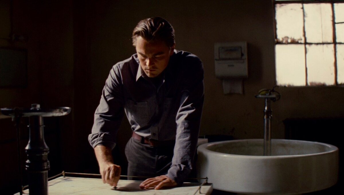 кадр из фильма "Начало". Кобб крутит волчек