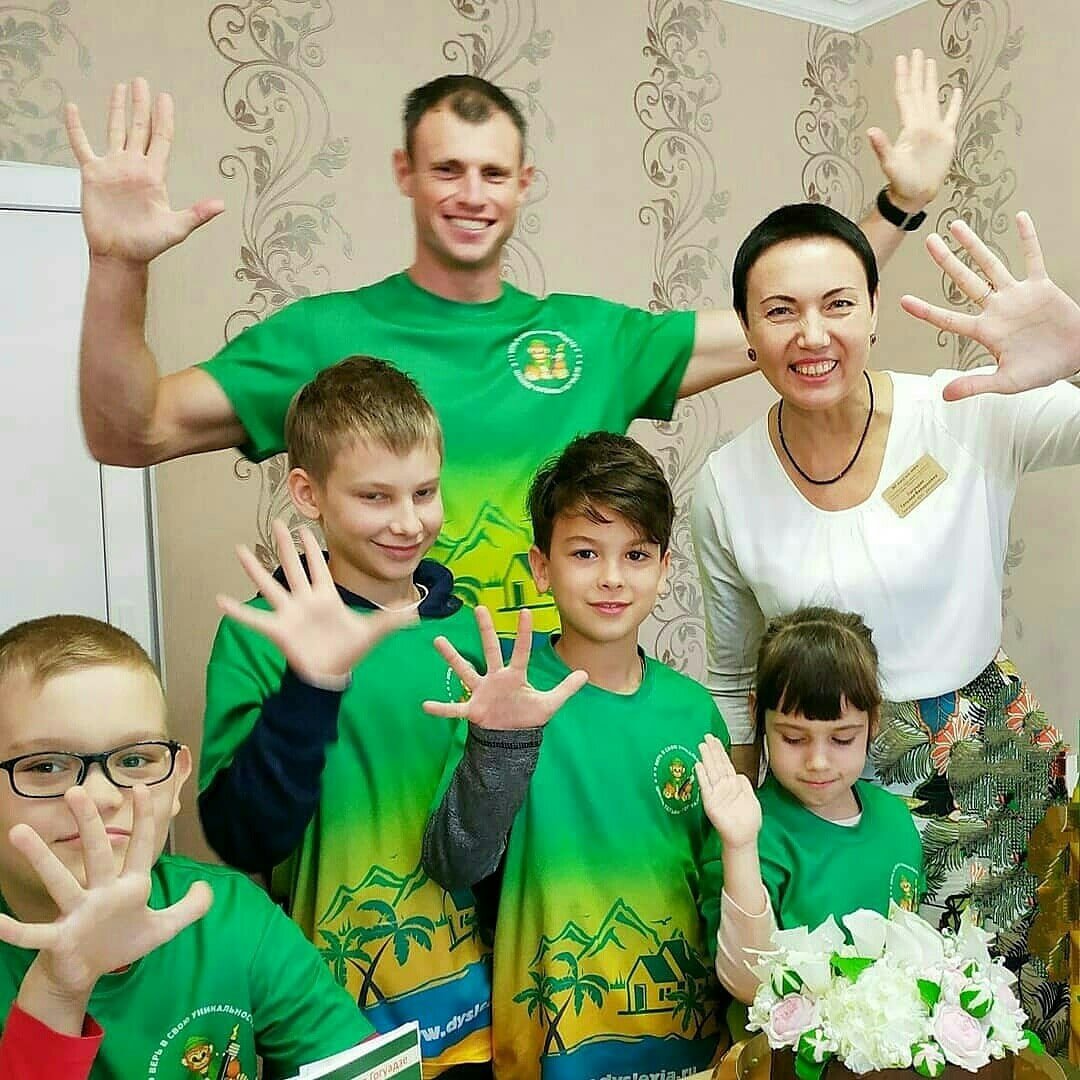 Андрей Парфенов с Татьяной Валерьевной Гогуадзе и учениками в Школе для дислексиков.