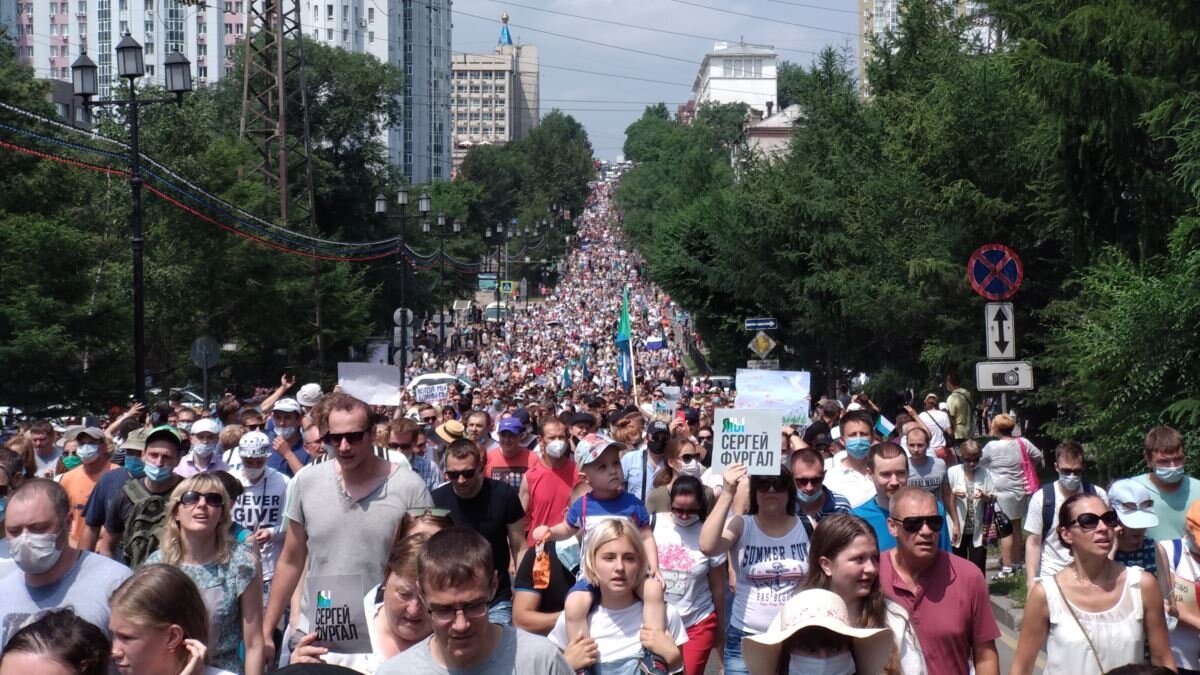 На фотографии акция протеста, оцененная в 1,5 тысячи человек. Аналогичные акции проправительственных организаций в Москве оценивались в 15-50 тысяч человек в зависимости от ожиданий заказчика. Из открытых источников