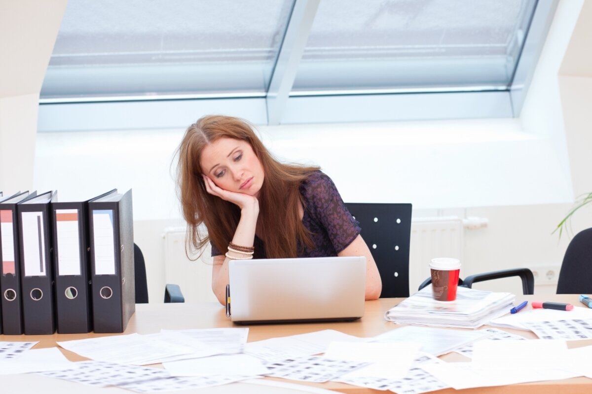 аутистка в офисе, живет в своем мире