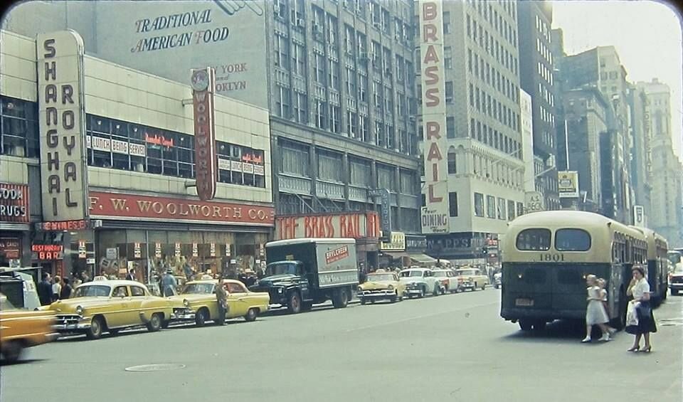 Магазин Woolworth на Бродвее 1950-х гг.