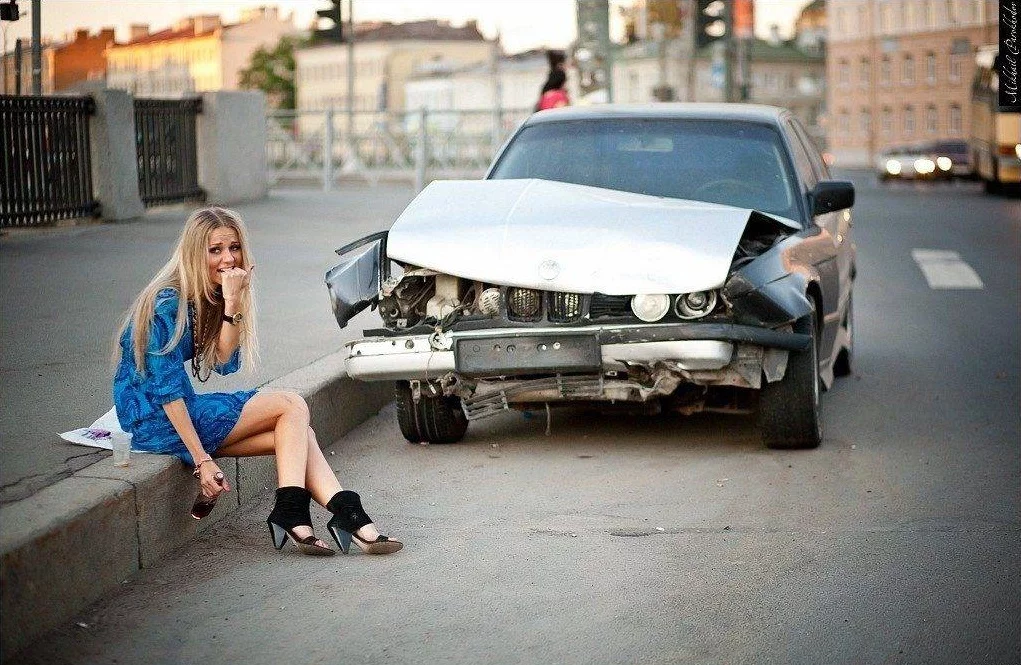 Брежнева не разбейся моя девочка. Девушка и Разбитая машина. Девушка у разбитой машины. Женщина и поломанная машина.