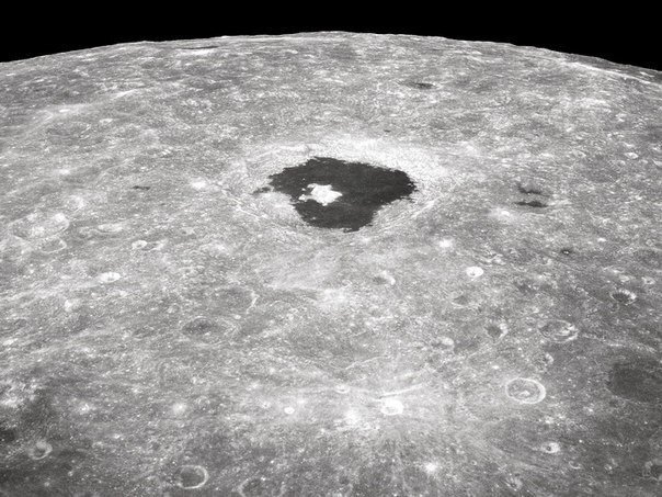 Кратер Циолковский — один из крупнейших кратеров обратной стороны Луны