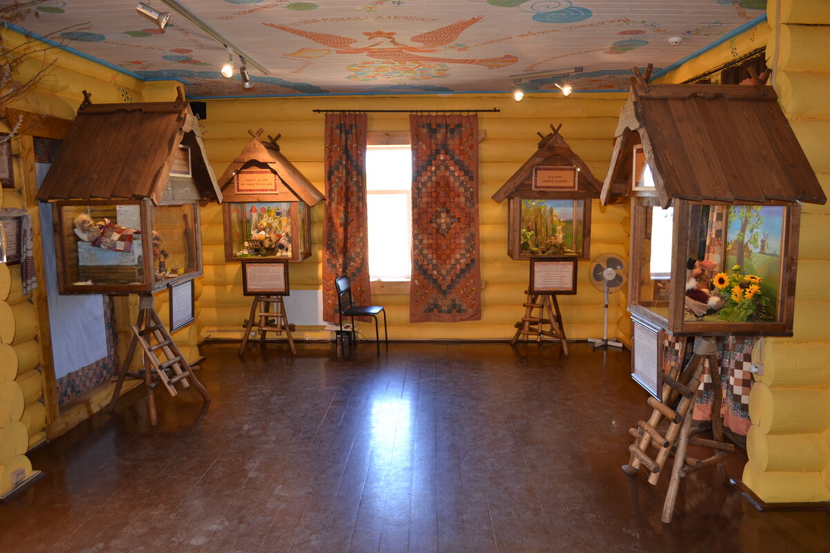 Музей Петрушки еще и музей пословиц и поговорок, но все вместе смотрится довольно органично