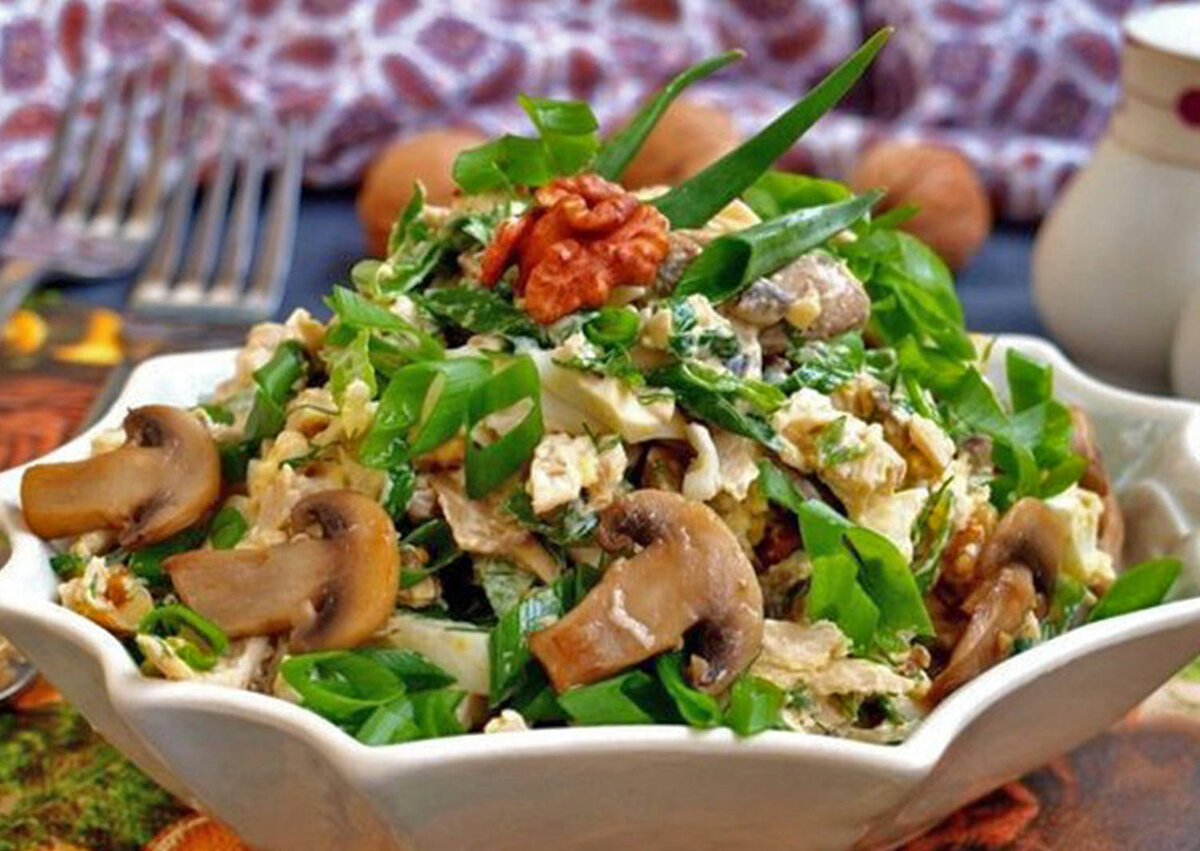 Вкусный салат с жареными грибами, сыром и луком-пореем готовится быстро и просто, а также очень вкусный. Хорошо сочетается со всеми видами мясного ассорти, а также подойдет как отдельное блюдо. Его можно приготовить на любой случай, он настолько универсален, что понравится каждому. До сих пор использовала маринованные грибы для салатов, но думала, что подойдут и жареные, и была права, потому что жареные грибы лучше, более выразительны на вкус. 
