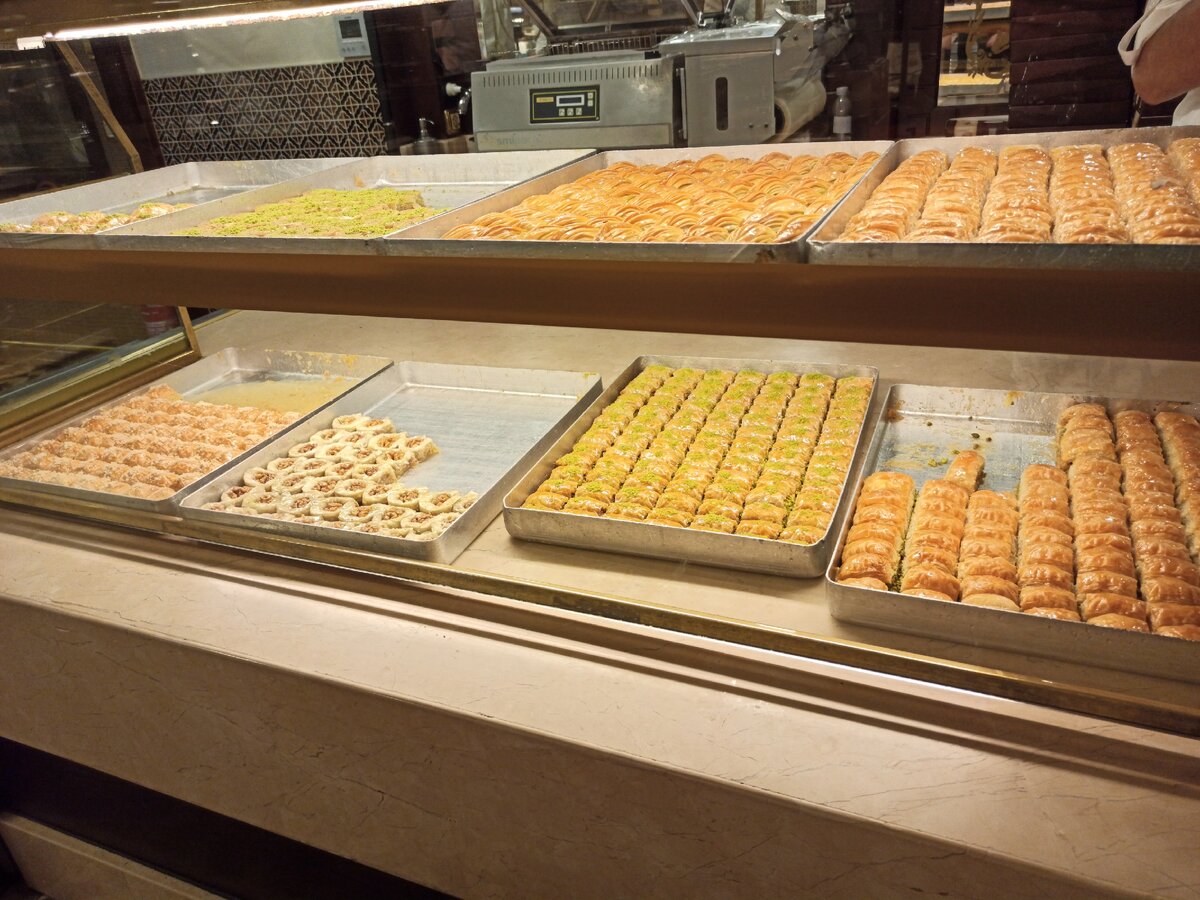 Прилавок с пахлавой