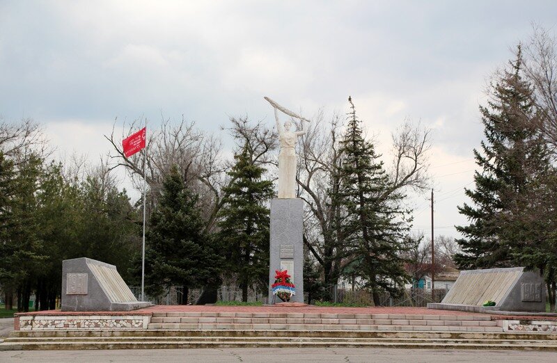 Погода в ремонтном ростовской. С Ремонтное Ремонтненский район Ростовская область. Село большое Ремонтное Ремонтненского района Ростовской области. Памятник село Киевка Ростовская область. Ростовская обл., Ремонтненский р-н, с. Ремонтное.