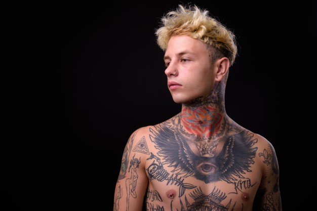 Фото взято с - https://ru.freepik.com/premium-photo/young-handsome-rebellious-man-with-tattoos-shirtless_10011857.htm
