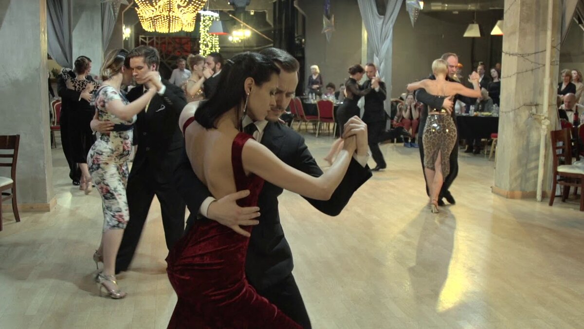 Примерно так выглядит милонга . Источник фото яндекс. картинки. Листайте галерею