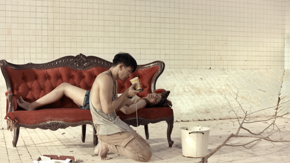 Кадр из фильма "Бассейн" 2018 [Источник фото: Яндекс.Картинки]