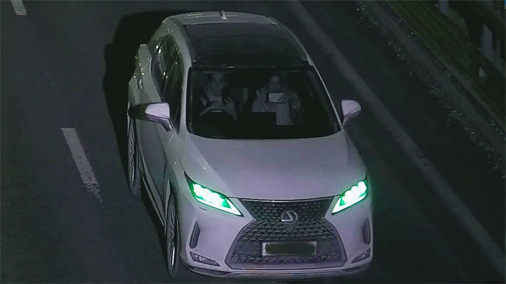 Оба смотрят в телефон