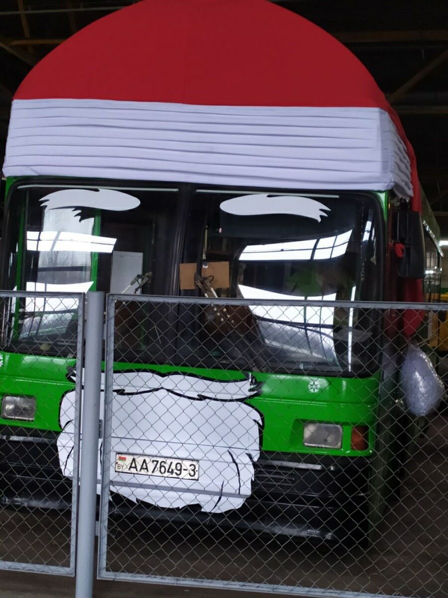 С музыкой и подарками. Гомельский автопарк №6 создаст горожанам новогоднее настроение 
Гомельский автопарк №6 к новогодним праздникам подготовил подарок для горожан – транспортники запустят два тематических автобуса в костюмах Деда Мороза и Снегурочки, пишет gp.by. Новость сообщил Telegram-канал "Ежу понятно".

Расписание пообещали составить так, чтобы автобусы ехали навстречу друг другу и пересекались на улице Советской. 

Украсят и салон тематических автобусов, пассажиры смогут любоваться звёздным небом и слушать новогодние песни. 

Кондукторы тоже не останутся в стороне: в костюмах главных волшебников они будут дарить детям и пожилым людям конфеты и подарки.