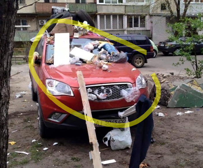 2. Вывалили мусор прямо на автомобиль!