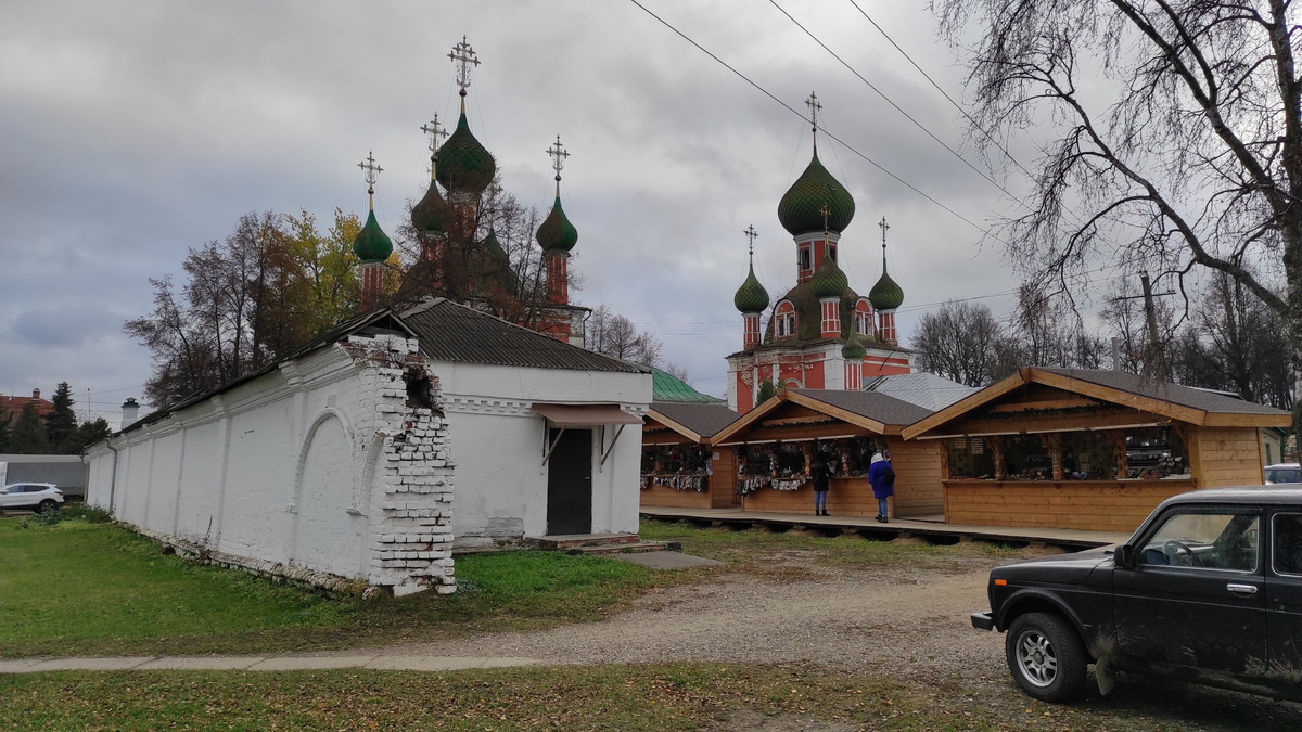 Фрагмент стены бывшего Богородице-Сретенского монастыря, на фоне - Александро-Невская церковь (слева) и Владимирский собор. Справа ещё фото. 