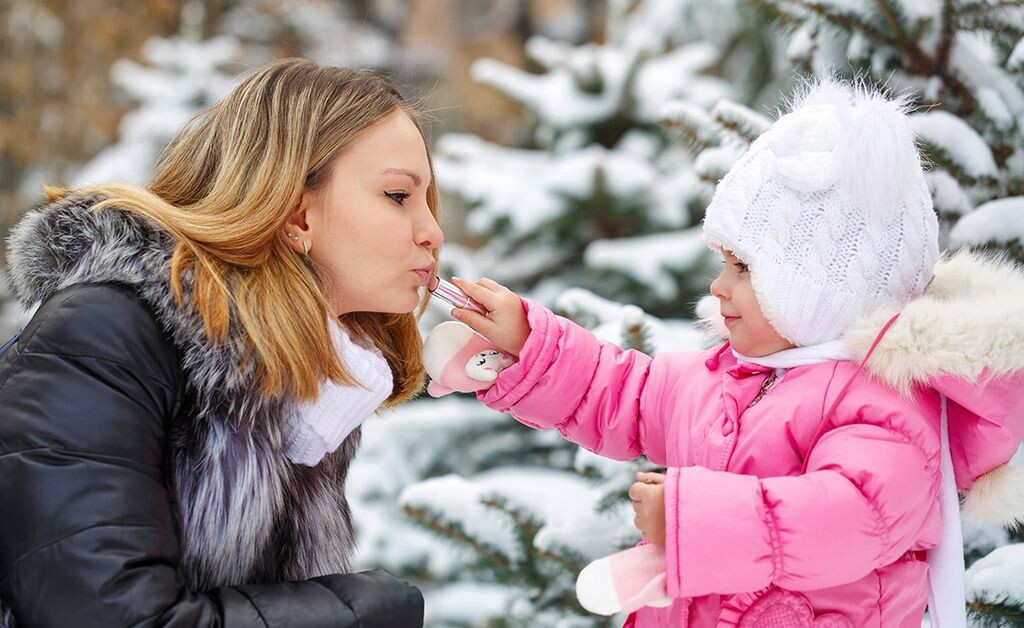 Гигиенической помадой можно пользоваться и деткам — она безвредна и помогает справиться с обветриванием и воздействием холода.