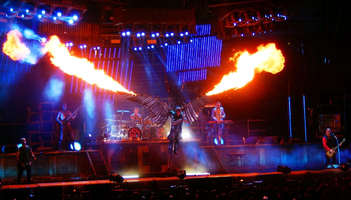Rammstein на Арене Нима 13 июля 2017.  (Источник: https://commons.wikimedia.org/)