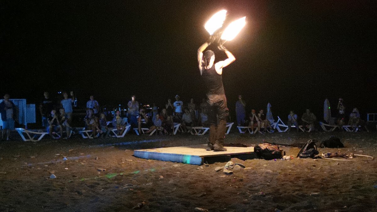 Танец огня. Фото сделано ночью и в движении. В статье будет много фотографий, чтобы показать возможности телефона. Все фотографии без обработки и фильтров. Как есть.